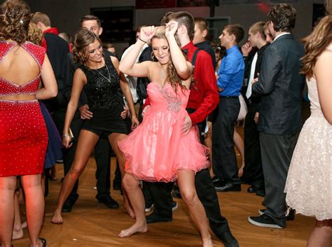 What Is Homecoming Dance in High School: A Blend of Tradition and Celebration